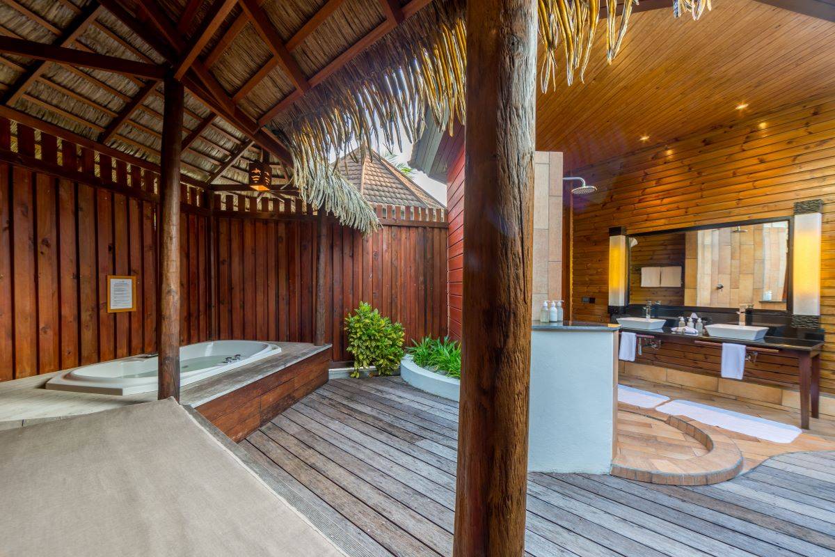 Komandoo Island Resort, Malediven, Jacuzzi Beach Villa, Badewanne