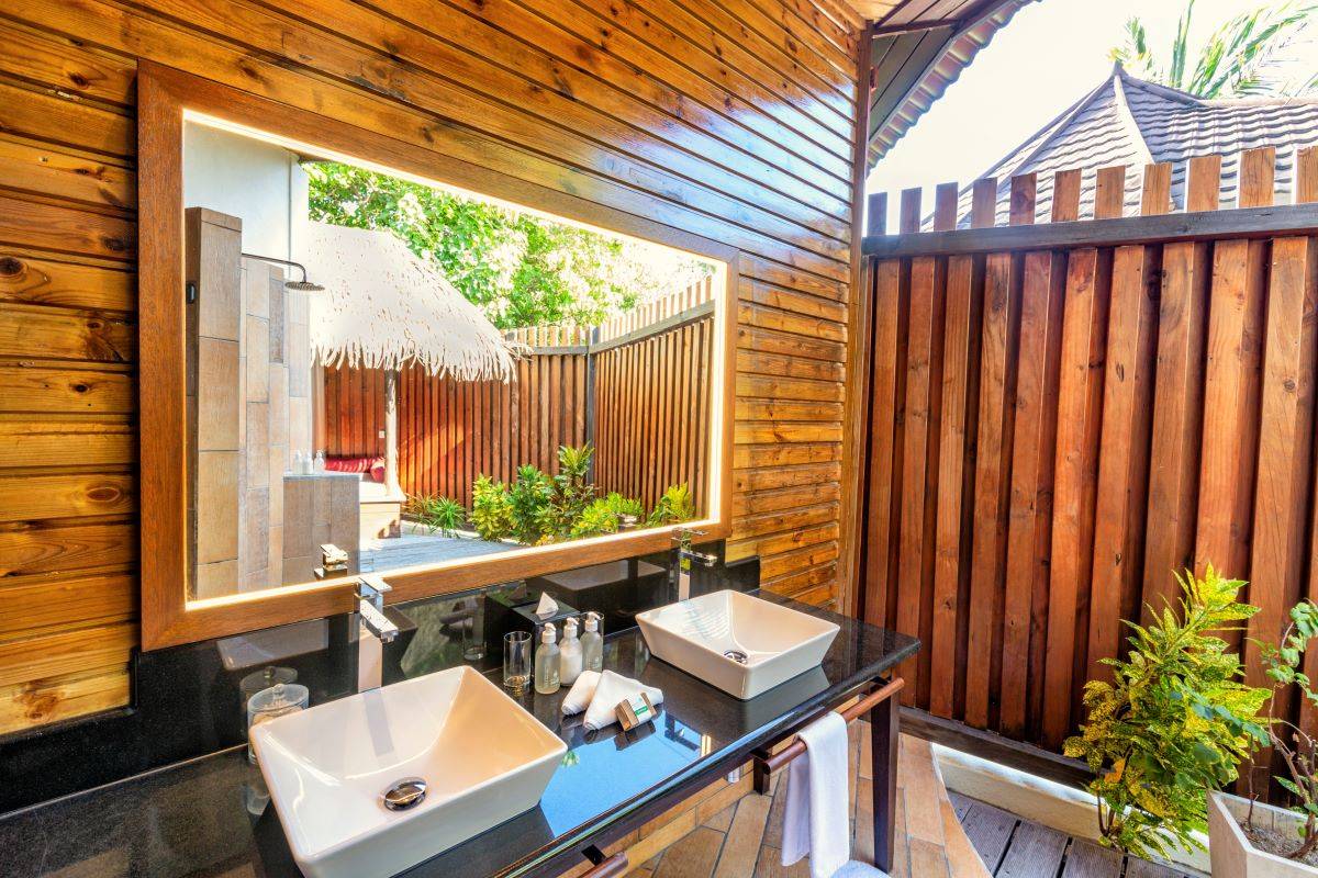 Komandoo Island Resort, Malediven, Jacuzzi Beach Villa, Badezimmer