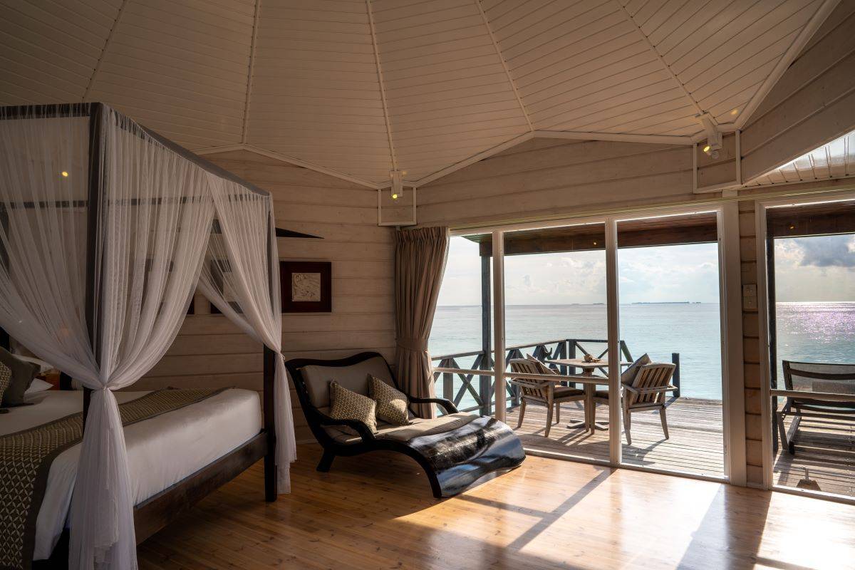 Komandoo Island Resort, Malediven, Jacuzzi Water Villa, Schlafzimmer