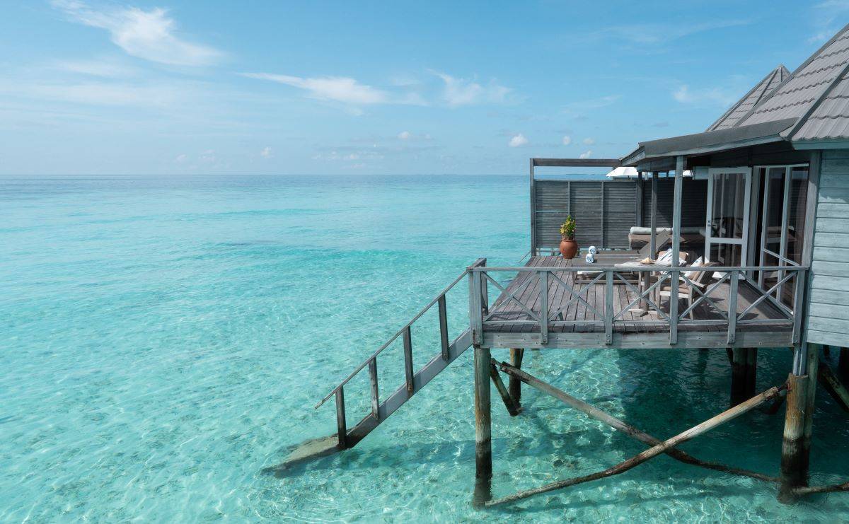 Komandoo Island Resort, Malediven, Jacuzzi Water Villa, Wasservilla mit Treppe zum Meer