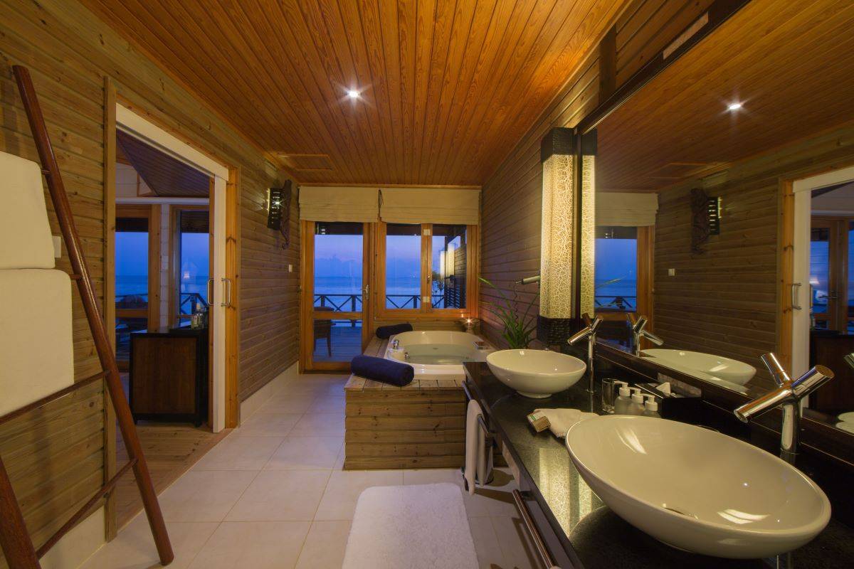 Komandoo Island Resort, Malediven, Jacuzzi Water Villa, Badezimmer