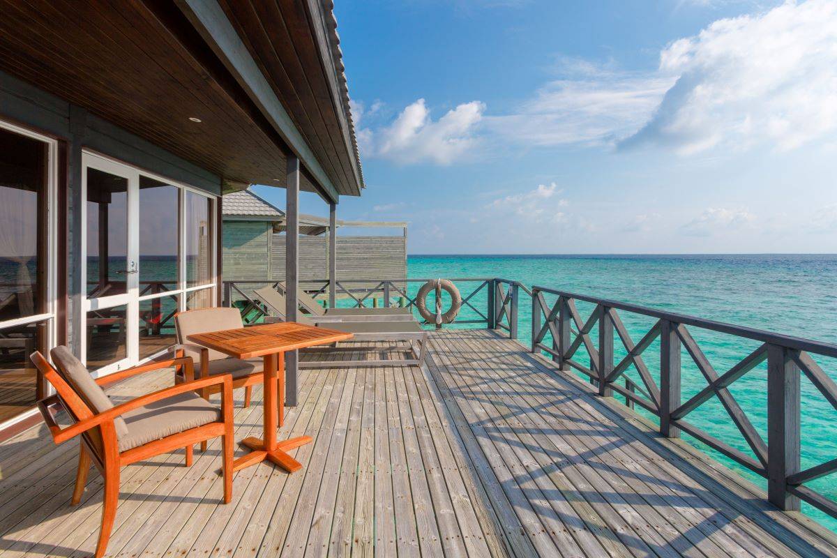 Komandoo Island Resort, Malediven, Jacuzzi Water Villa, Sitzgelegenheiten auf der Terrasse