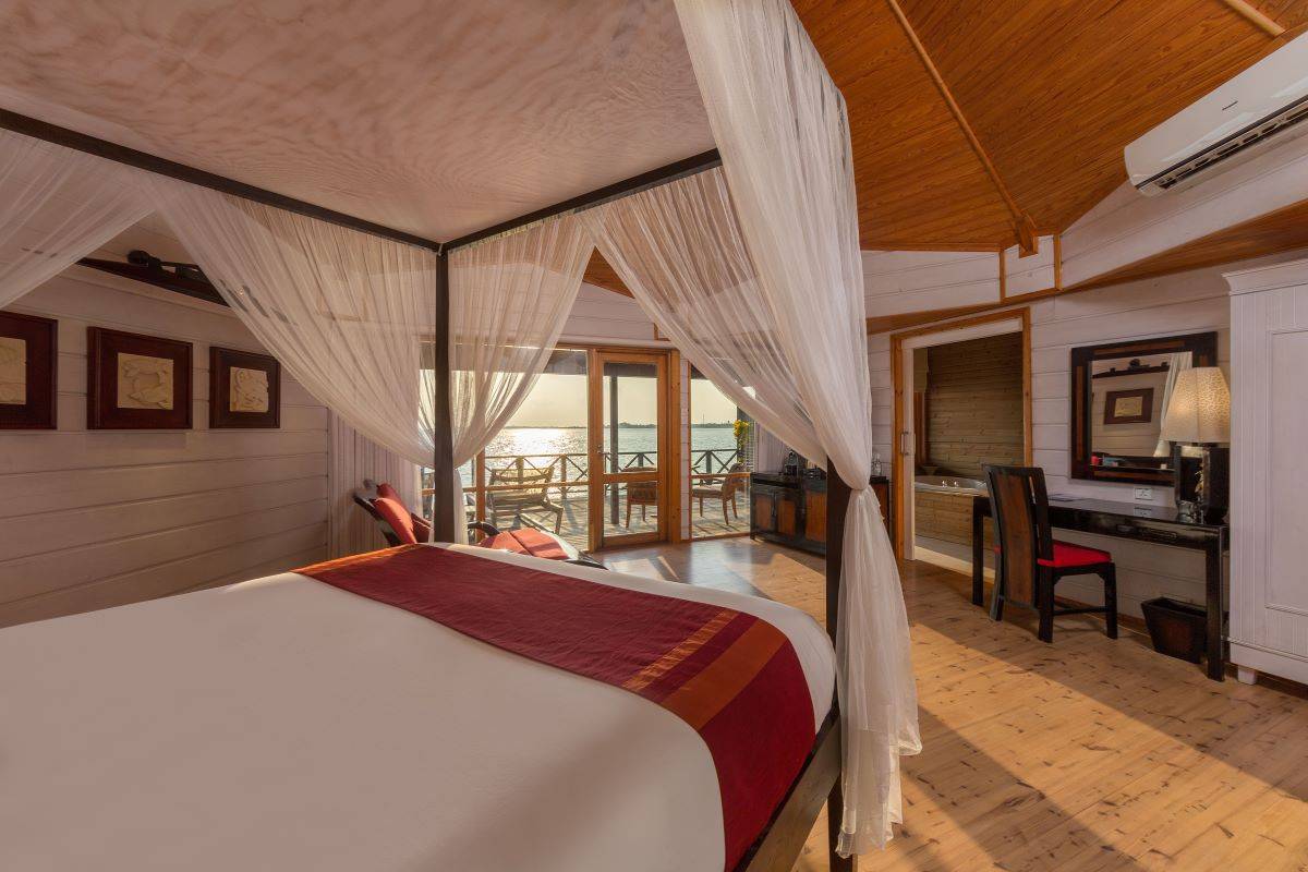 Komandoo Island Resort, Malediven, Jacuzzi Water Villa, Schlafzimmer mit Ausgang zur Terrasse