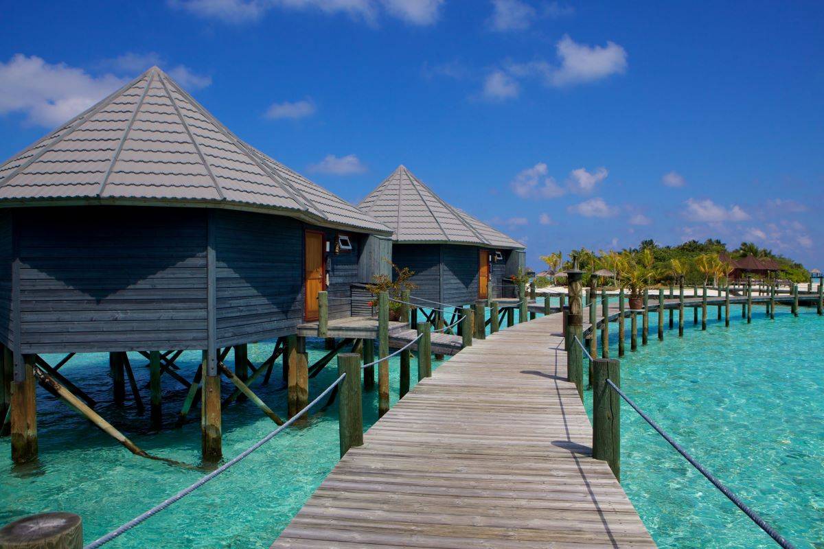 Komandoo Island Resort, Malediven, Jacuzzi Water Villa, Steg