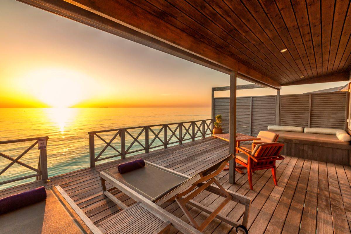 Komandoo Island Resort, Malediven, Jacuzzi Water Villa, Terrasse bei Sonnenuntergang