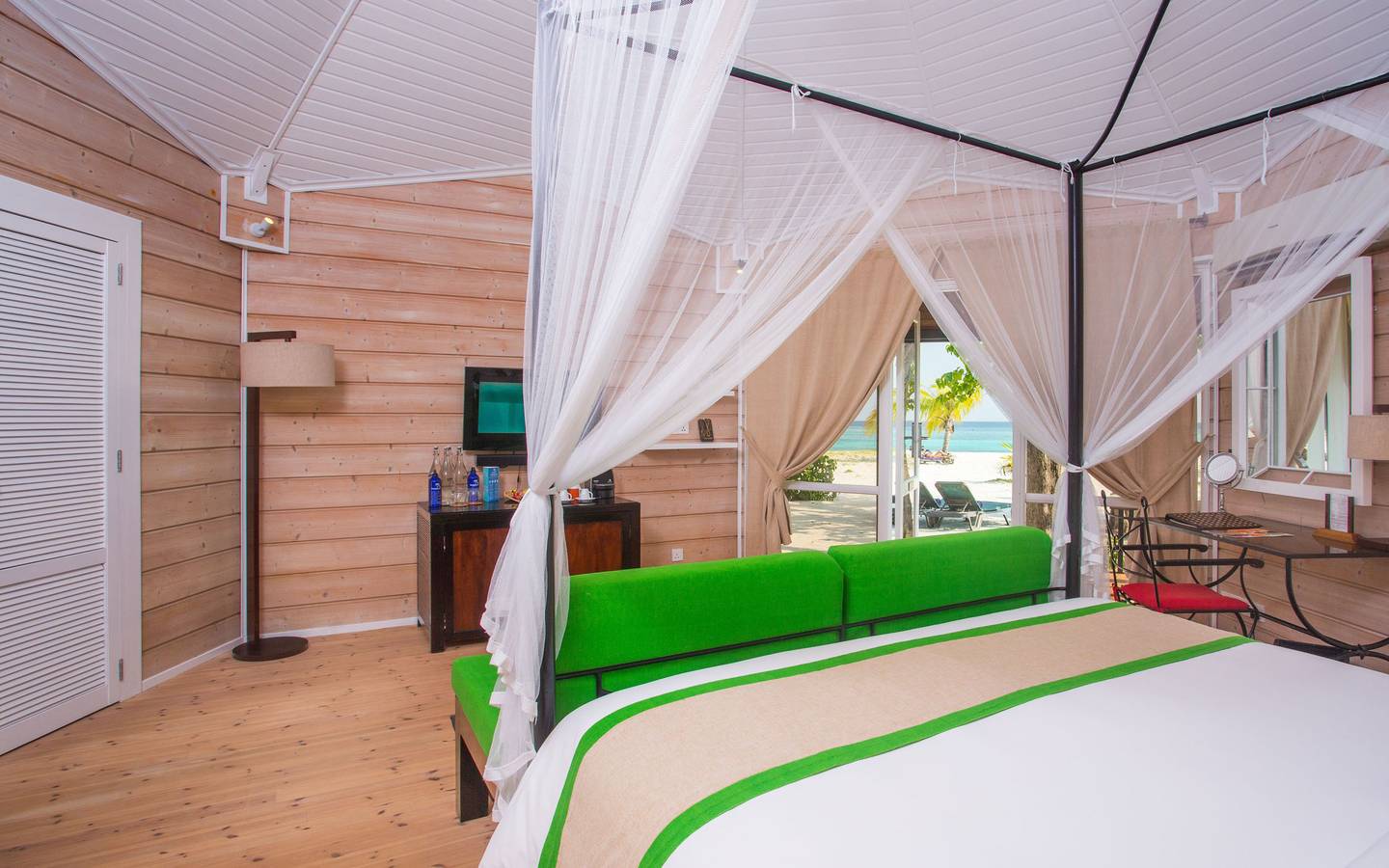 Kuredu_Resort_Malediven_Strandvilla_mit_Jacuzzi_1