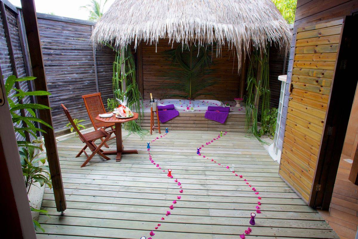 Kuredu Island Resort, Malediven, Jacuzzi Beach Villa, halboffenes Badezimmer mit Jacuzzi