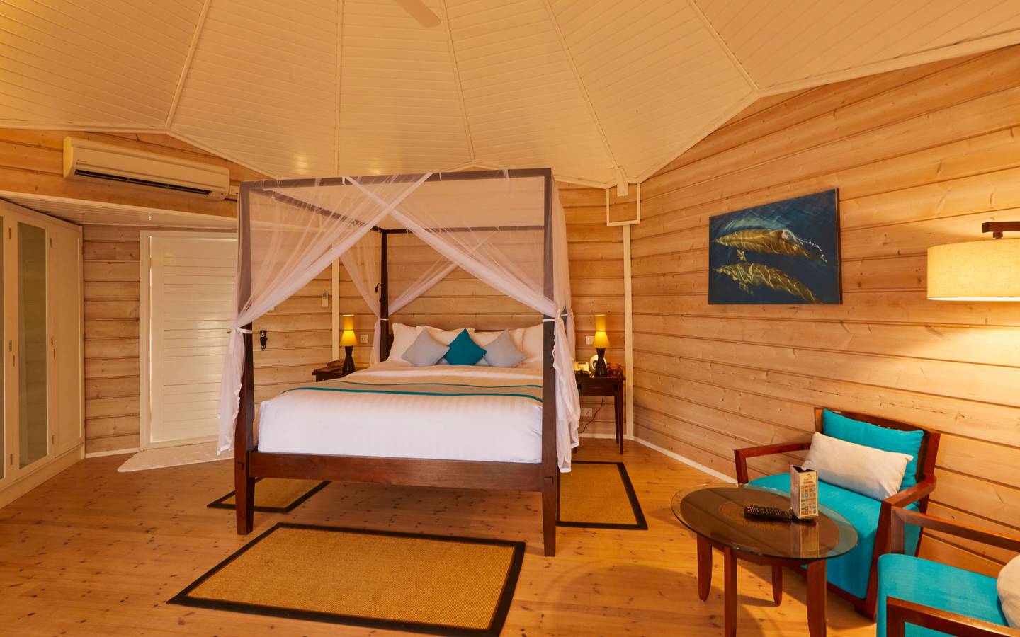 Kuredu Island Resort, Malediven, Sangu Water Villa, Schlafzimmer