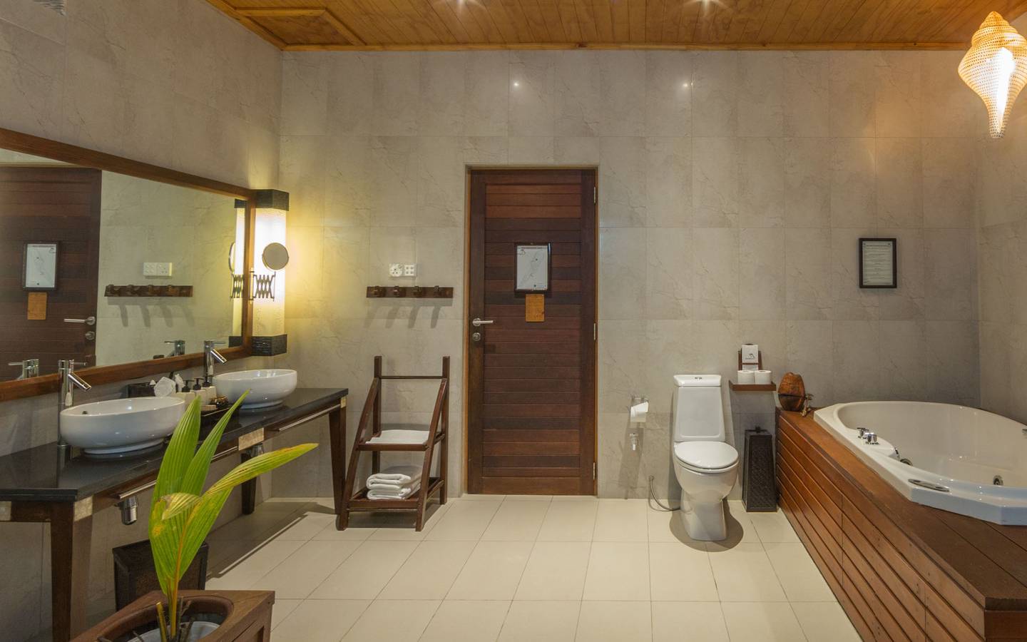 Kuredu Island Resort, Malediven, Private Pool Villa, Badezimmer_2