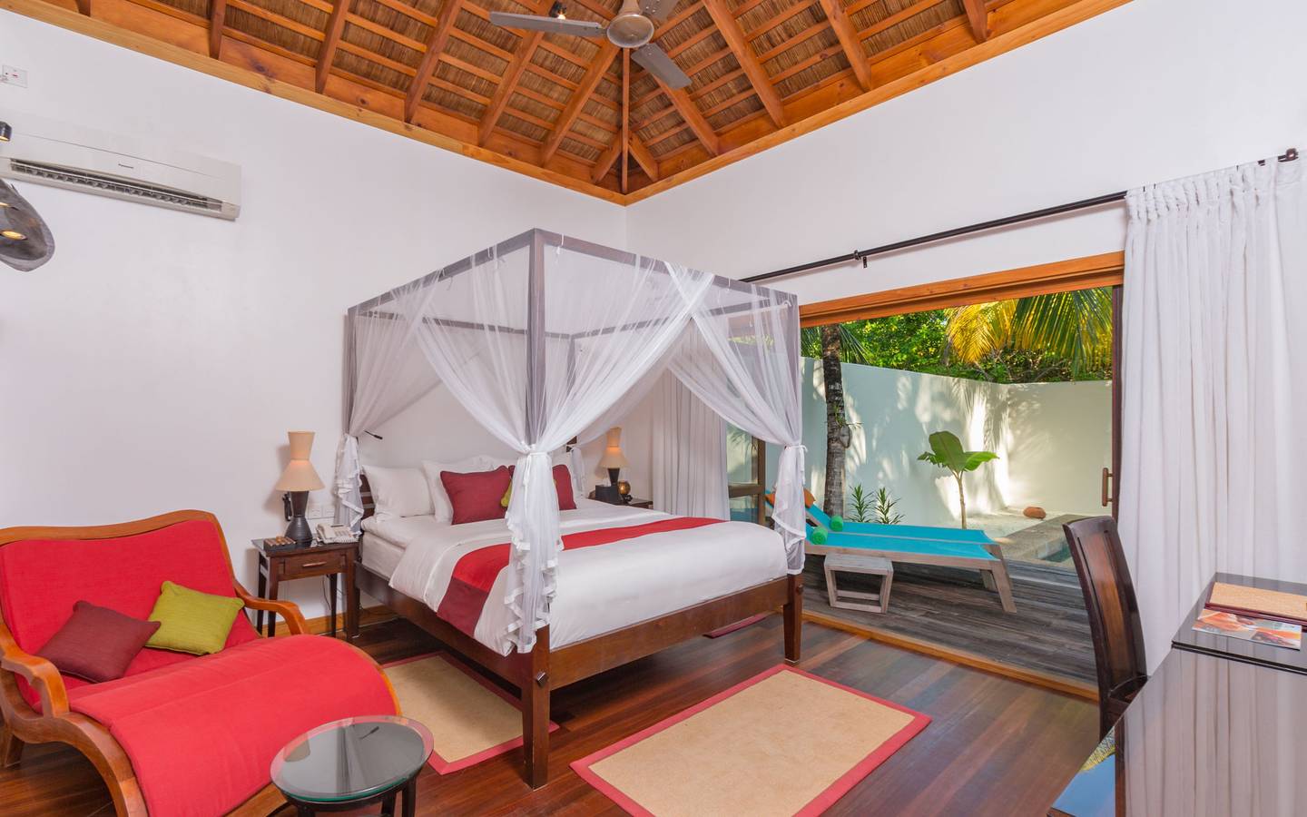 Kuredu Island Resort, Malediven, Private Pool Villa, Schlafzimmer mit Ausgang