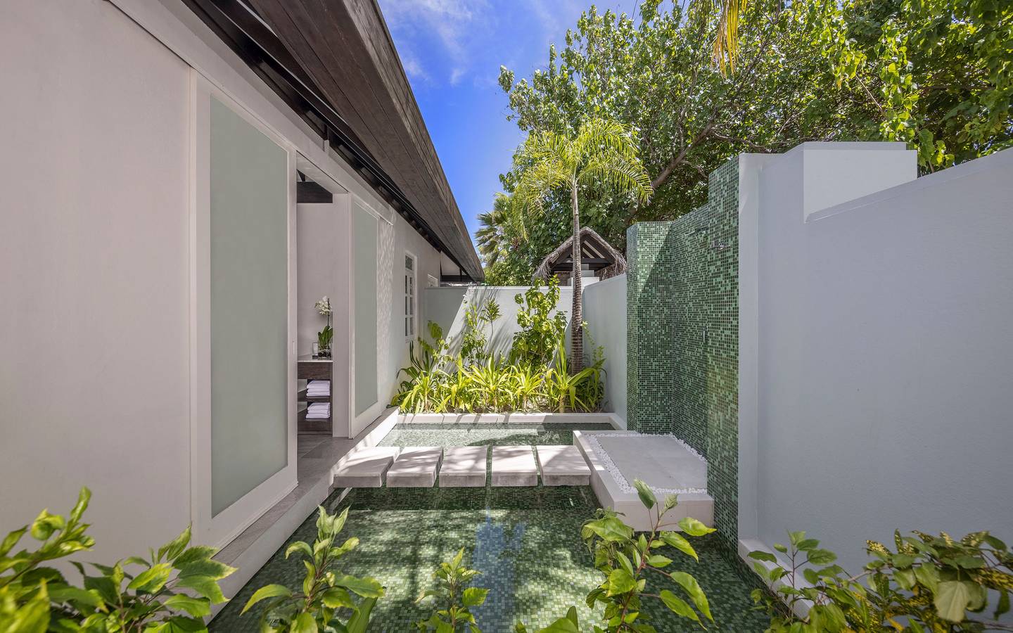 Naladhu_Private_Island_Maldives_Guest_Room_Ocean_House_with_Pool_Outdoor_Bathtub