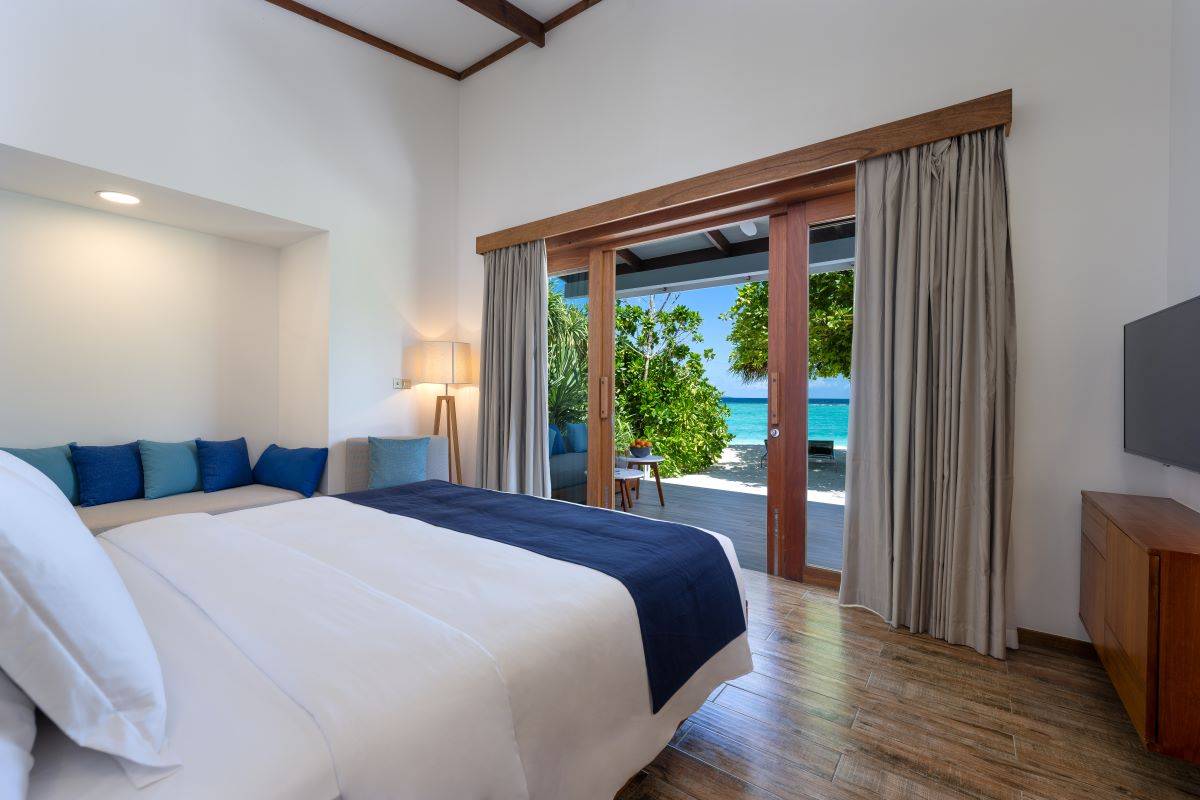 Ifuru Island Maldives, Malediven, Sunset Beach Villa, Schlafzimmer mit Ausgang zur Terrasse