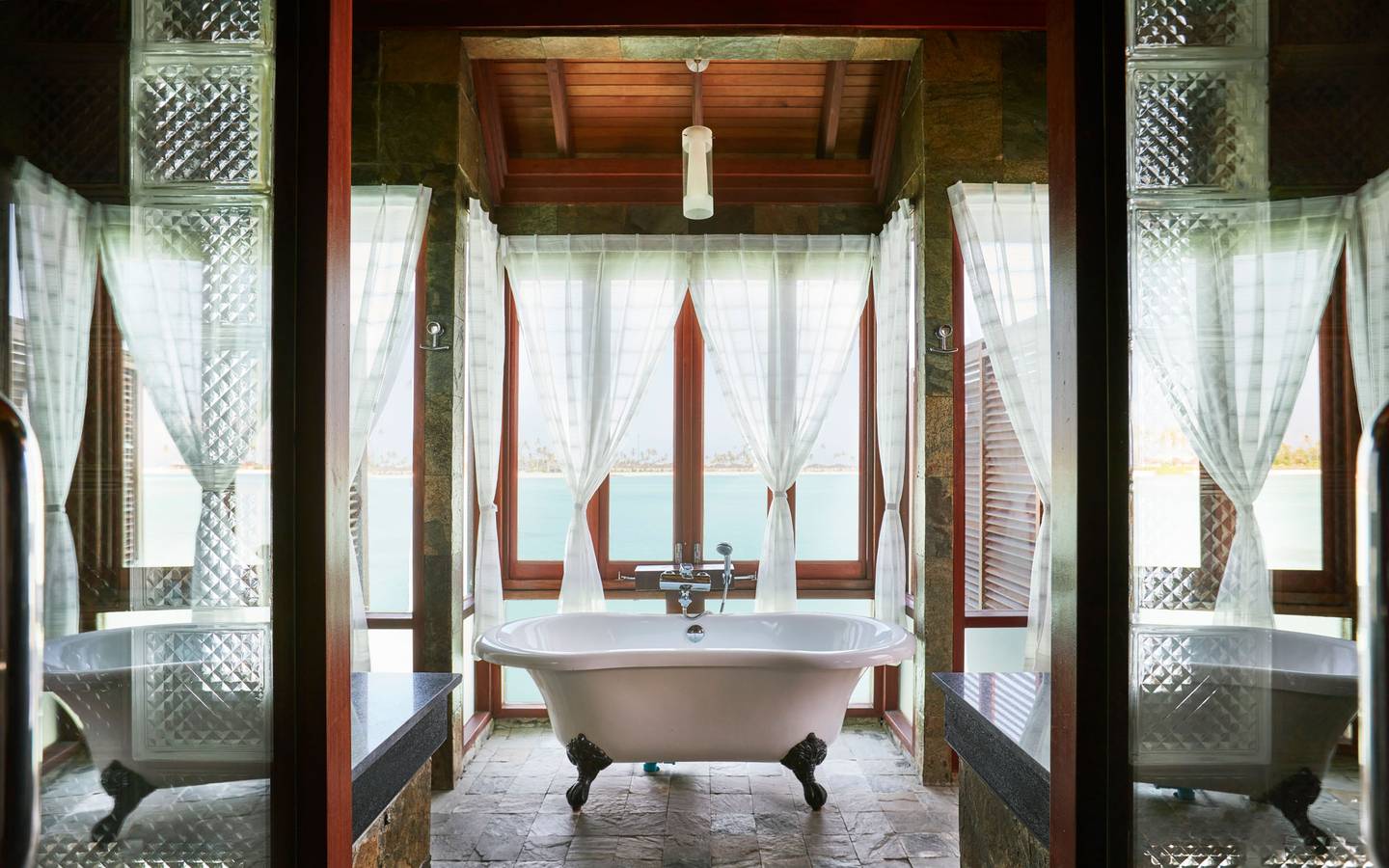 Sun_Siyam_Olhuveli_Main_Island_Prestige_Jacuzzi_Water_Villa_Bathroom