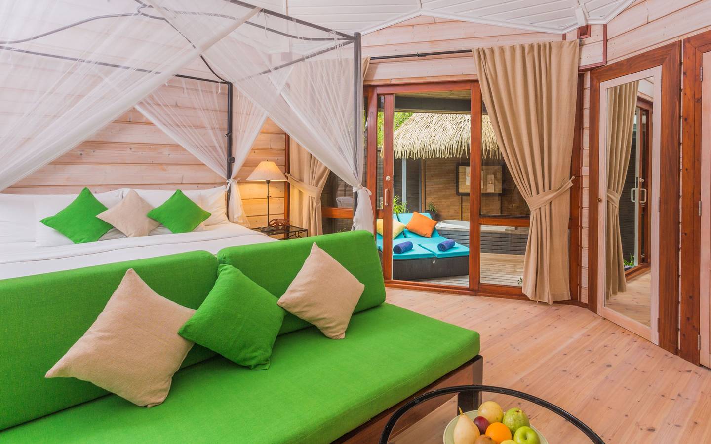 Kuredu Island Resort, Malediven, Sangu Jacuzzi Beach Villa, Schlafzimmer mit Bett und Sofa