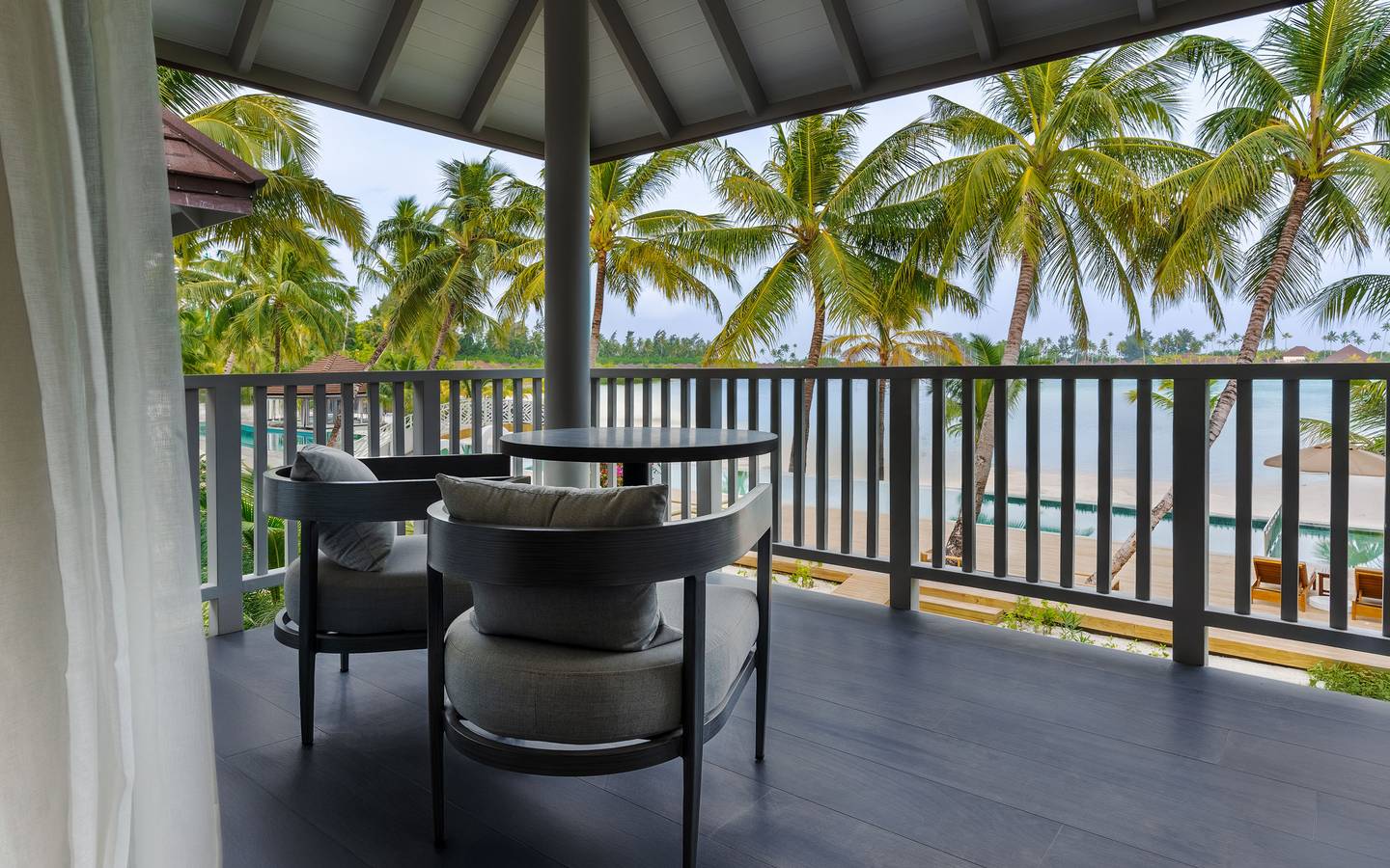 Sun_Siyam_Olhuveli_Malediven_Main_Island_Beach_Pavillon_Veranda