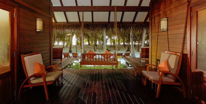 Überdachte Holzterrasse, Beach Villa Suite, Medhufushi Island Resort
