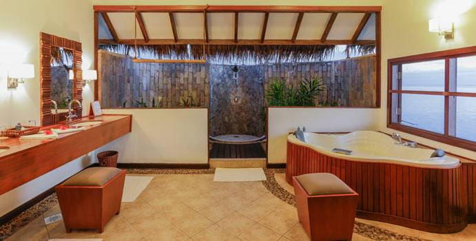 Bad mit Jacuzzi, Lagoon Suite, Medhufushi Island Resort