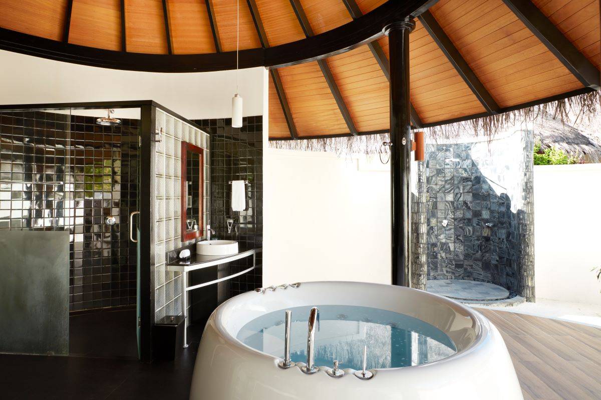 Sun Siyam Iru Fushi, Malediven, Deluxe Beach Villa, Badezimmer mit Jacuzzi