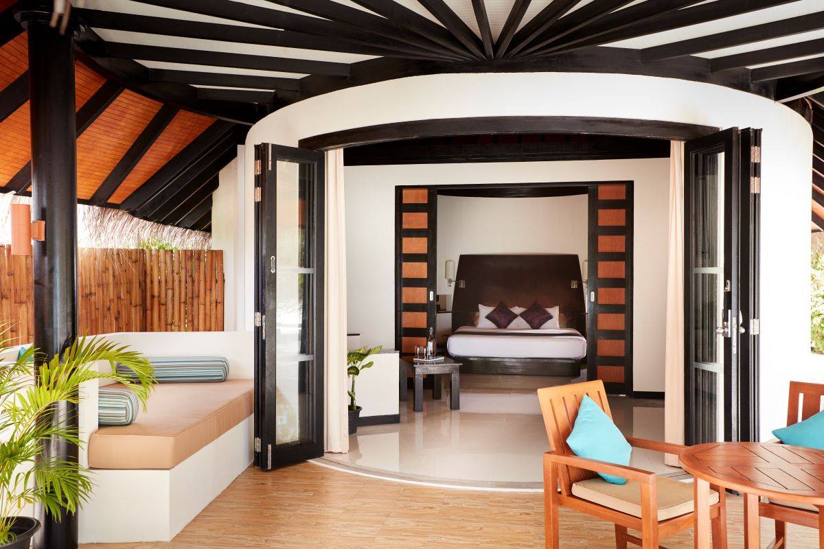 Sun Siyam Iru Fushi, Malediven, Family Deluxe Beach Villa with Pool, Schlafzimmer mit Ausgang zur Terrasse