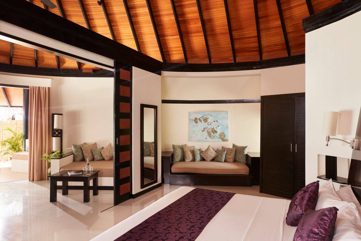Sun Siyam Iru Fushi, Malediven, Family Deluxe Beach Villa with Pool, Schlafzimmer und Wohnbereich