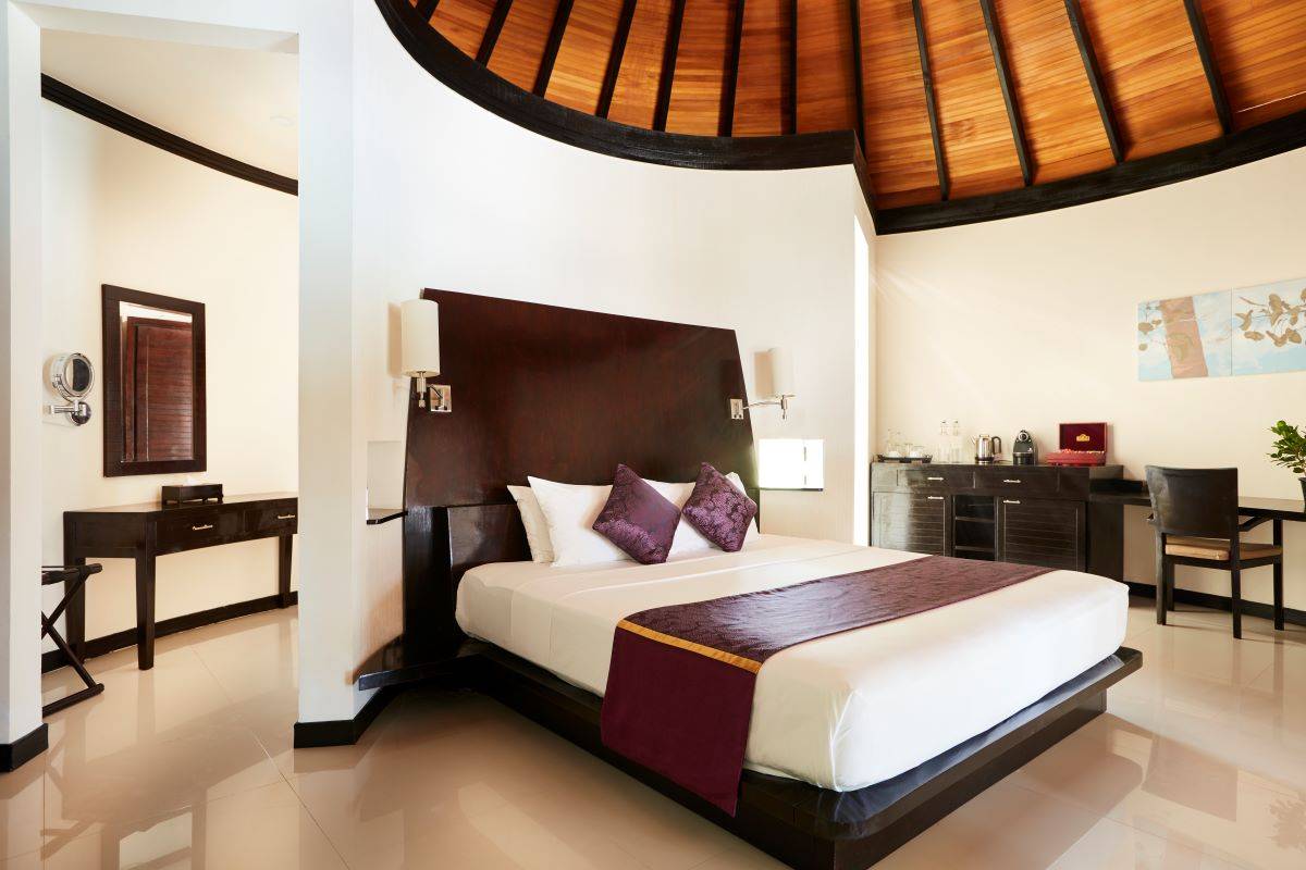 Sun Siyam Iru Fushi, Malediven, Family Deluxe Beach Villa with Pool, Schlafzimmer mit King Size Bett