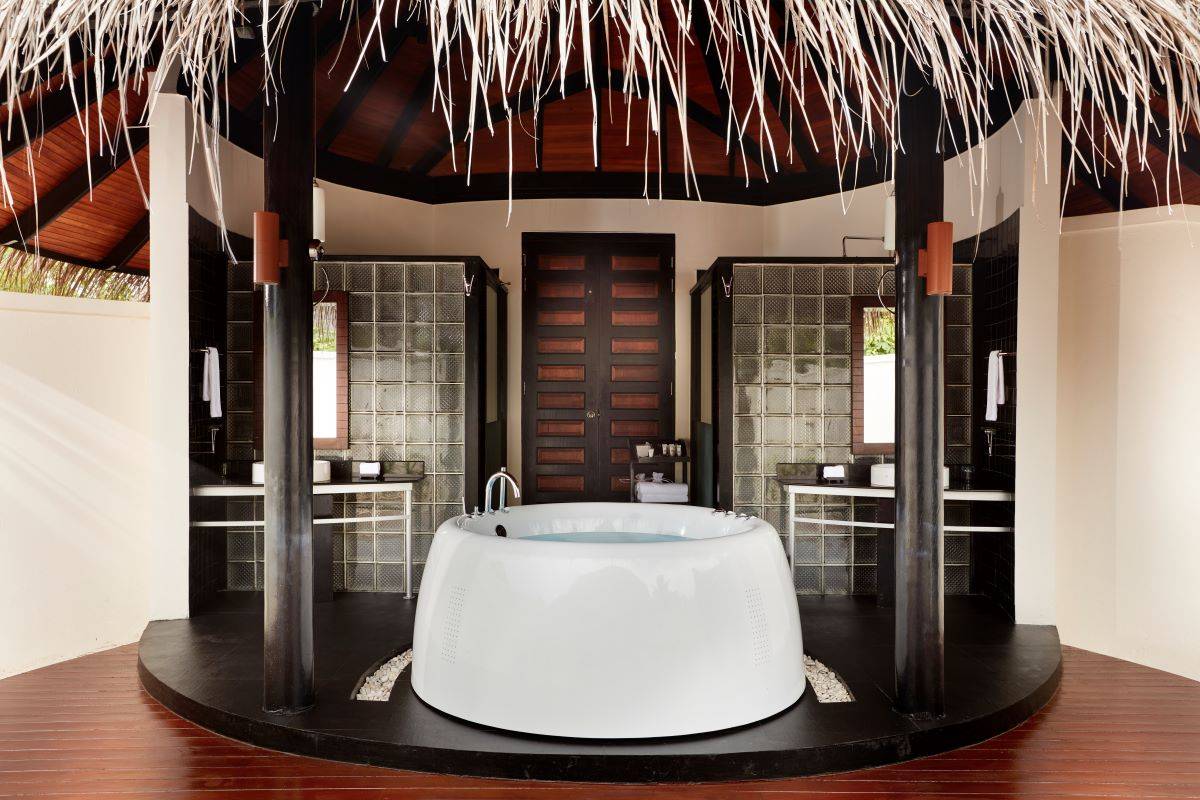 Sun Siyam Iru Fushi, Malediven, Family Deluxe Beach Villa with Pool, halboffenes Badezimmer