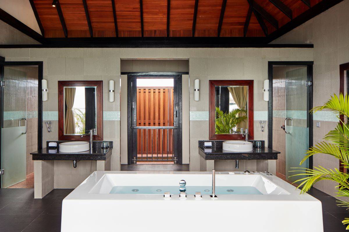 Sun Siyam Iru Fushi, Malediven, Infinity Water Villa, Badezimmer mit Badewanne