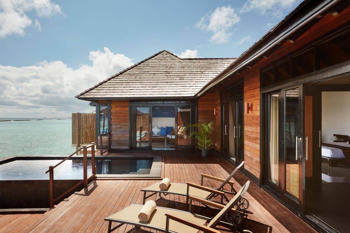Sun Siyam Iru Fushi, Malediven, Infinity Water Villa, Terrasse mit Infinity Pool und Liegestühlen
