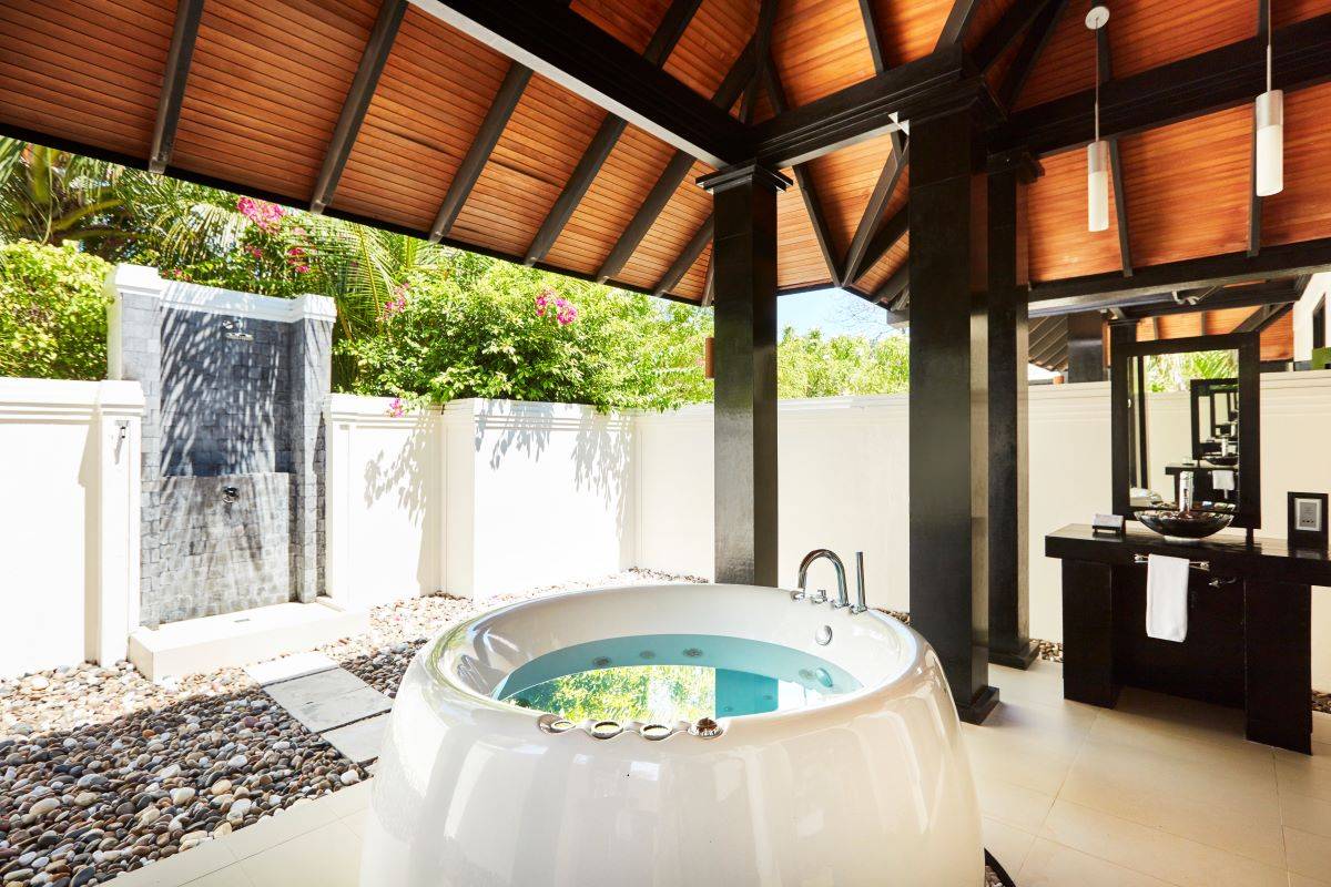 Sun Siyam Iru Fushi, Malediven, Hidden Retreat, halboffenes Badezimmer mit Jacuzzi
