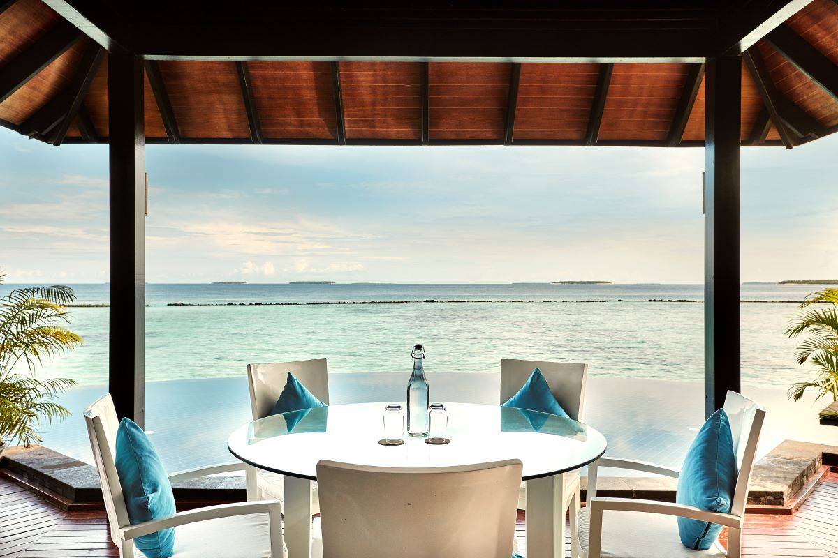 Sun Siyam Iru Fushi, Malediven, Aqua Retreat, Terrasse mit Tisch und Stühlen