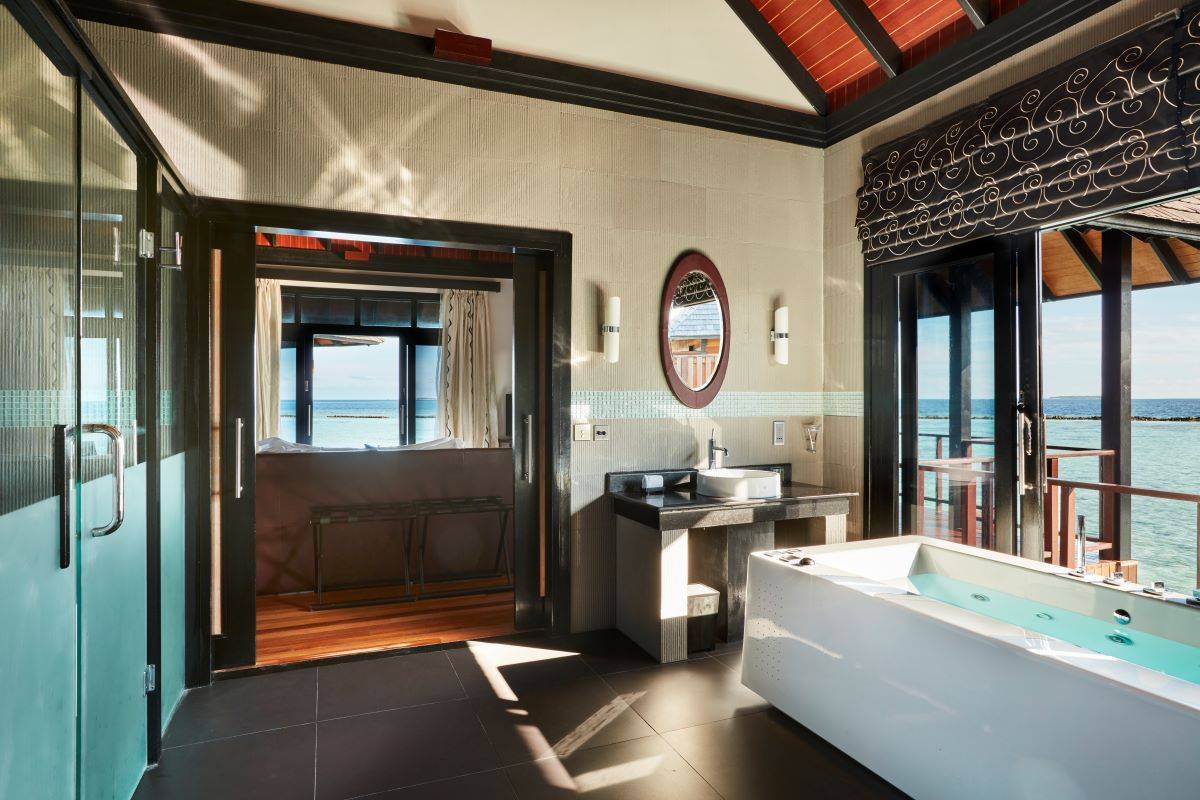 Sun Siyam Iru Fushi, Malediven, Aqua Retreat, Badezimmer mit Jacuzzi