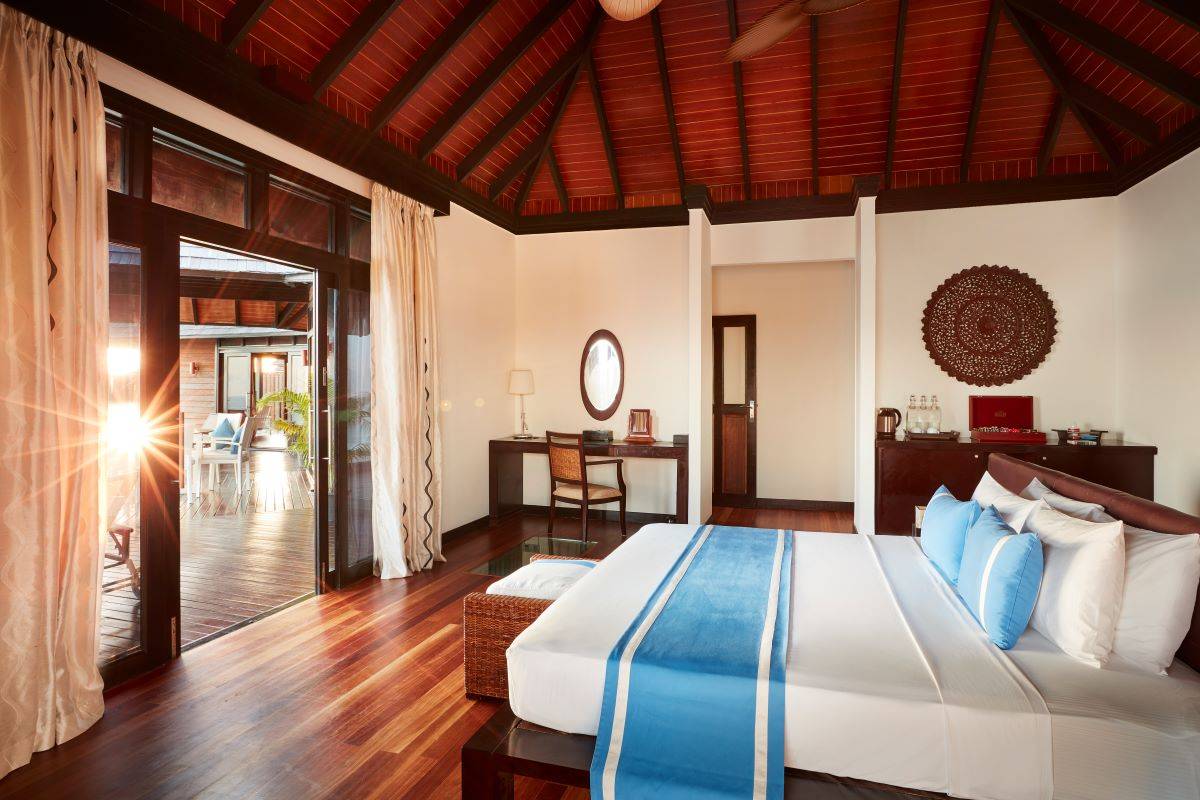 Sun Siyam Iru Fushi, Malediven, Aqua Retreat, Schlafzimmer bei Sonnenschein