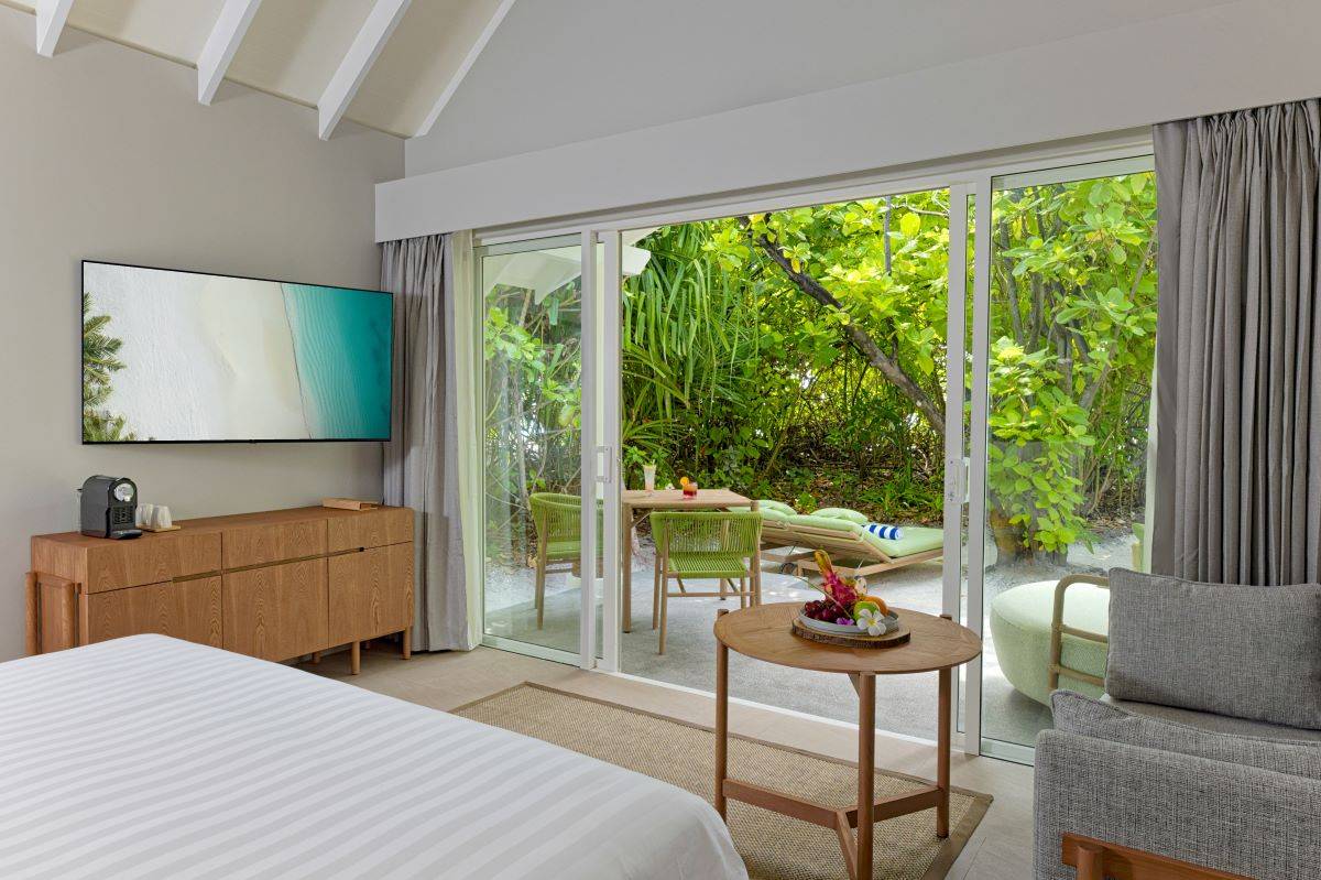 Raaya by Atmosphere, Malediven, Beach Villa, Schlafzimmer mit Ausgang zur Terrasse