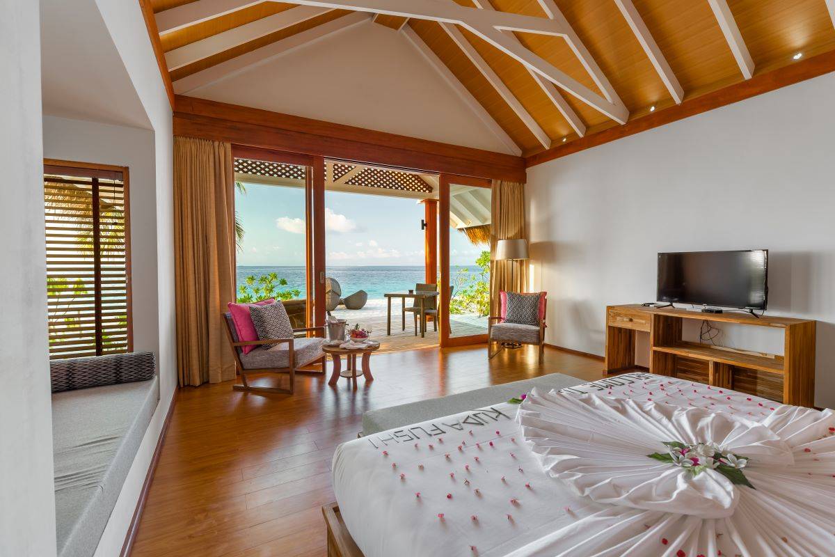 Kudafushi Resort & Spa, Malediven, Beach Villa, Schlafzimmer mit Ausgang zur Terrasse