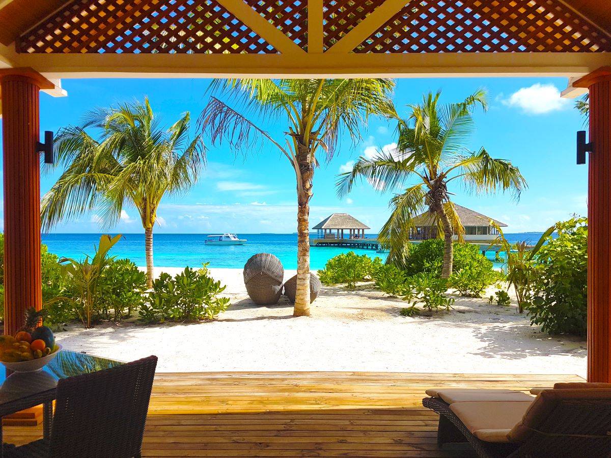 Kudafushi Resort & Spa, Beach Villa, Terrasse und Strand