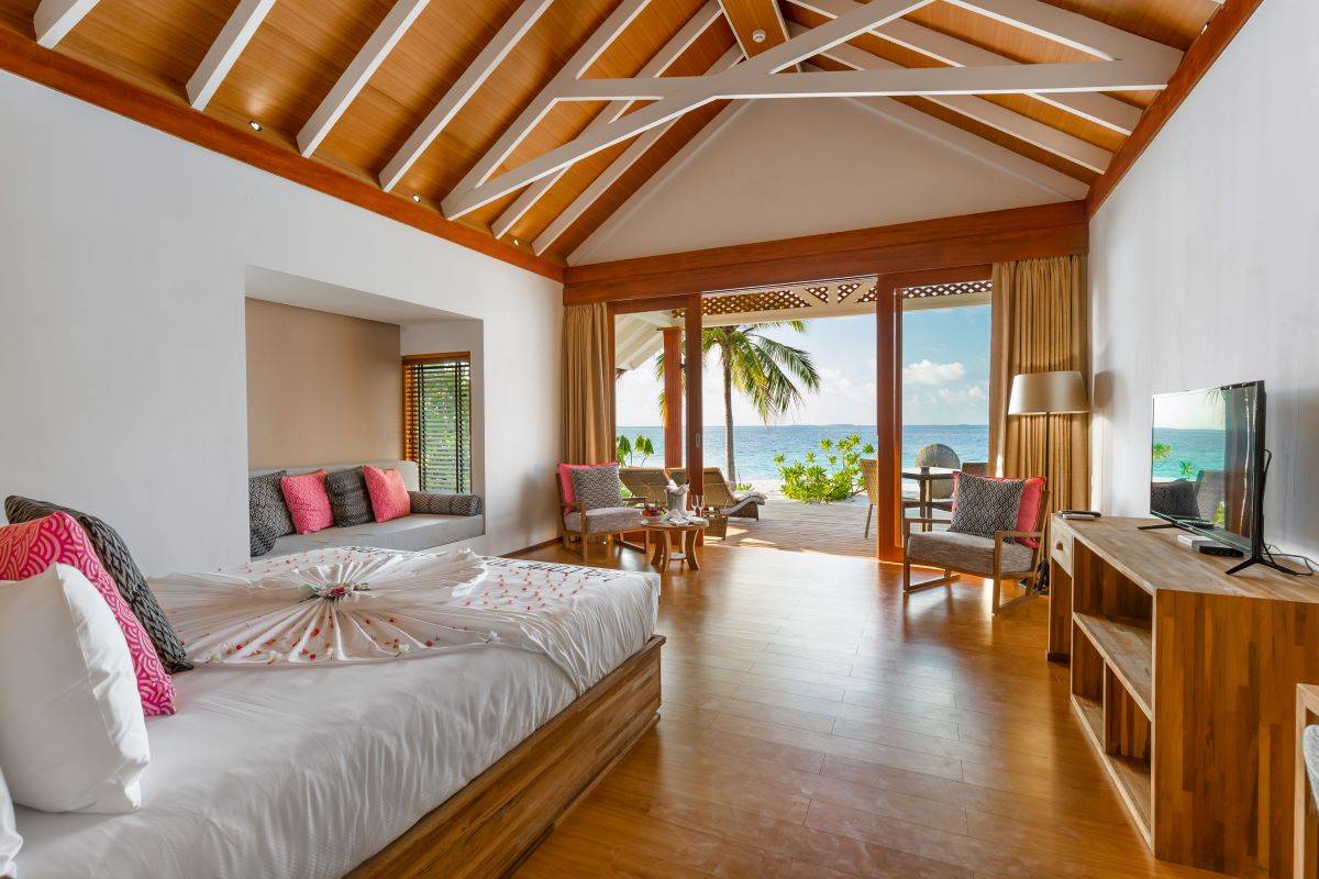 Kudafushi Resort & Spa, Malediven, Beach Villa, Schlafzimmer mit Meerblick