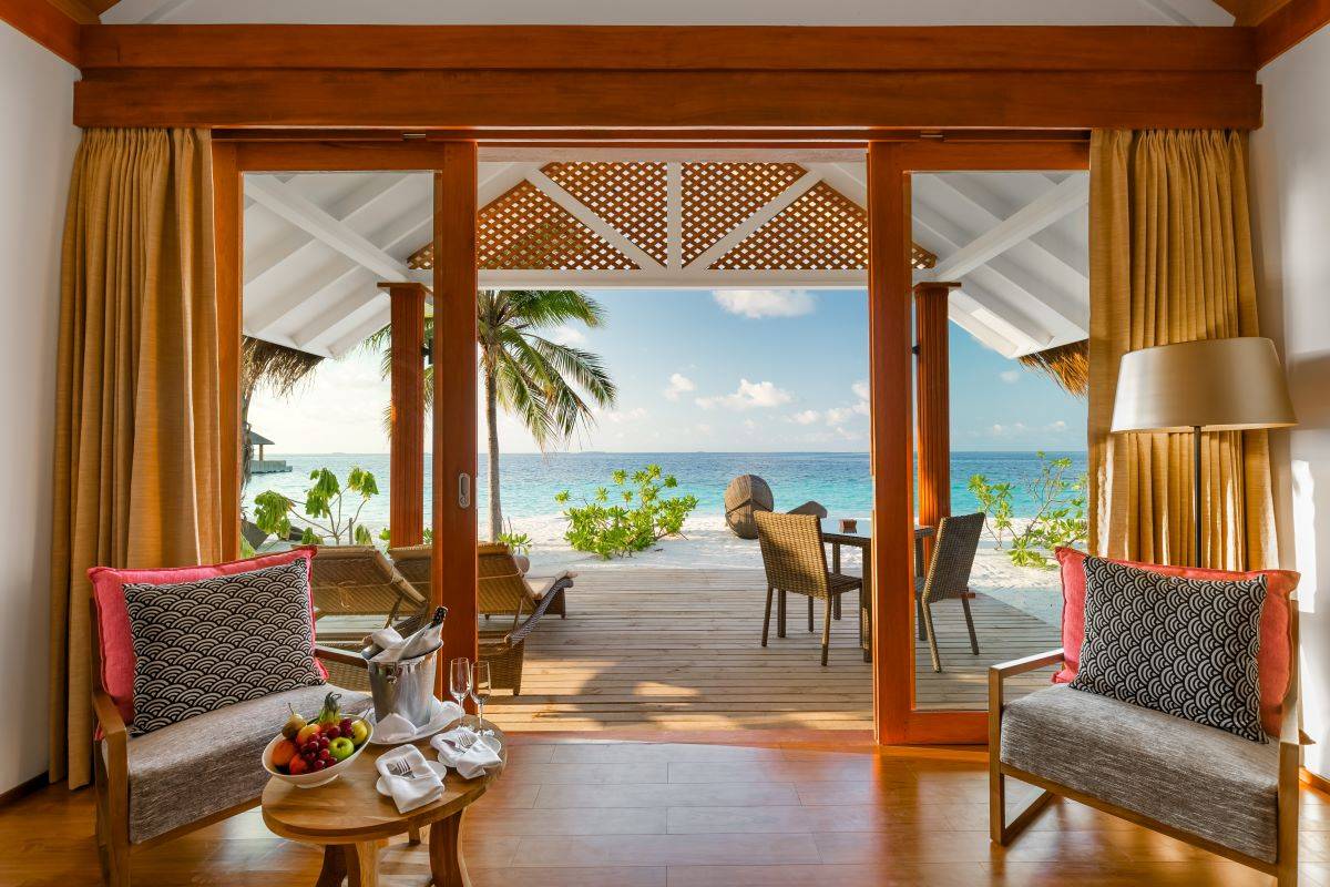 Kudafushi Resort & Spa, Malediven, Beach Villa, Terrasse mit Meerblick