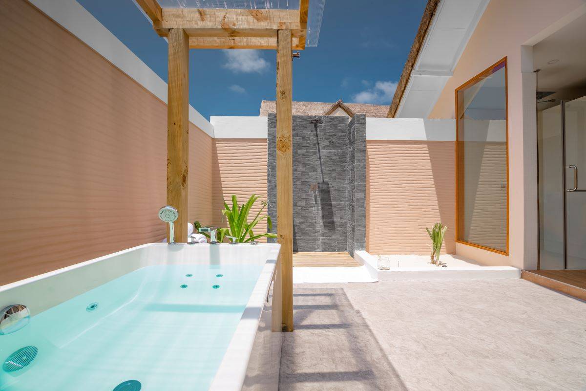Kudafushi Resort & Spa, Malediven, Beach Villa, halboffenes Badezimmer