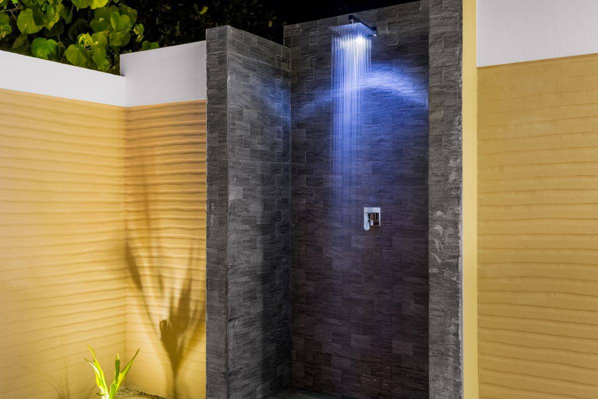 Kudafushi Resort & Spa, Malediven, Beach Villa, Außendusche