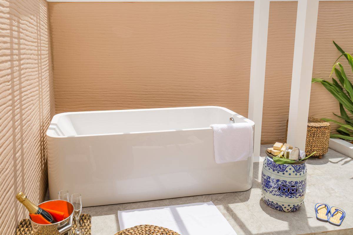 Kudafushi Resort & Spa, Malediven, Beach Villa with Pool, freistehende Badewanne