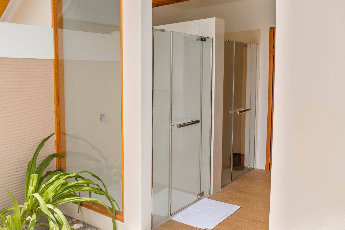 Kudafushi Resort & Spa, Malediven, Beach Villa with Pool, Duschkabinen