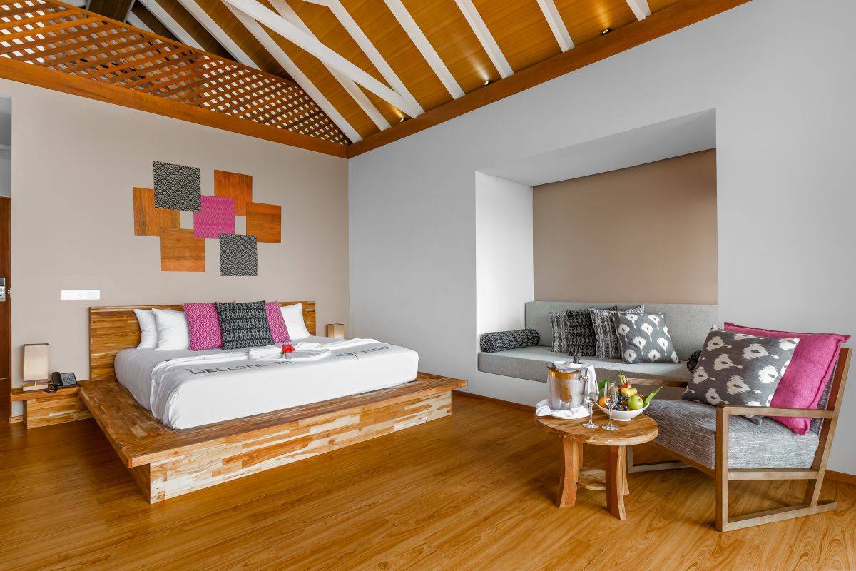 Kudafushi Resort & Spa, Malediven, Beach Villa with Pool, Schlafzimmer mit Sitzecke