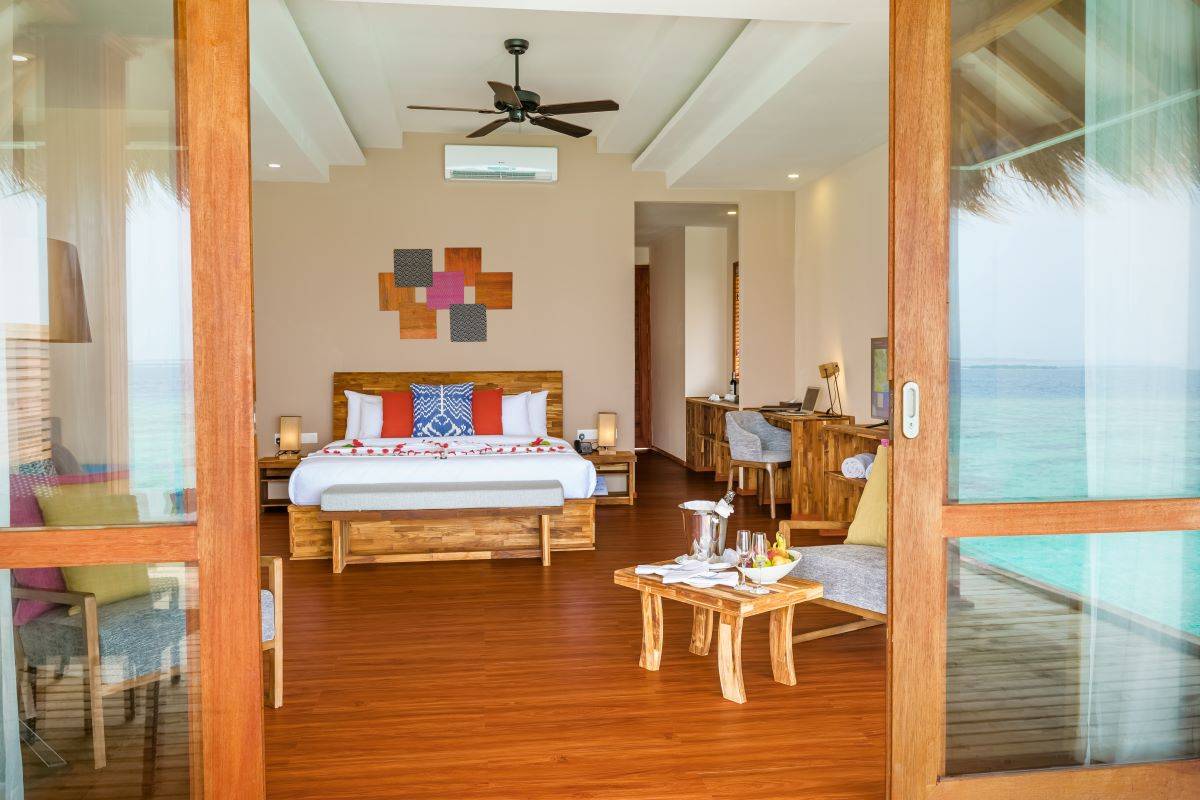 Kudafushi Resort & Spa, Malediven, Water Villa, Schlafzimmer mit Ausgang zur Terrasse
