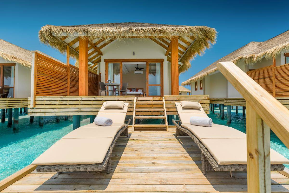 Kudafushi Resort & Spa, Malediven, Water Villa, Terrasse mit Liegestühlen
