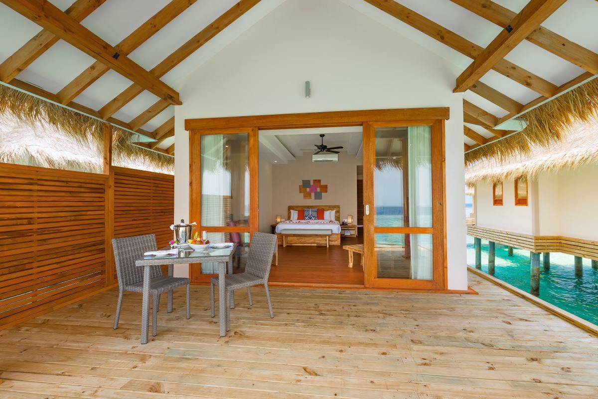 Kudafushi Resort & Spa, Malediven, Water Villa, Schlafzimmer mit Ausgang zur Terrasse