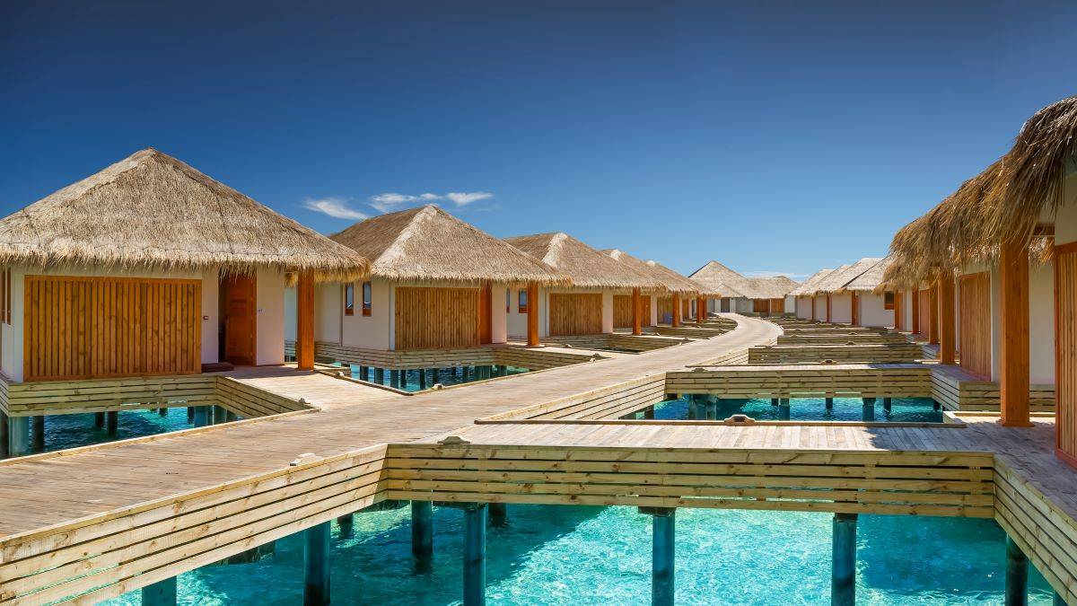Kudafushi Resort & Spa, Malediven, Water Villa, Wasservillen auf Stelzen