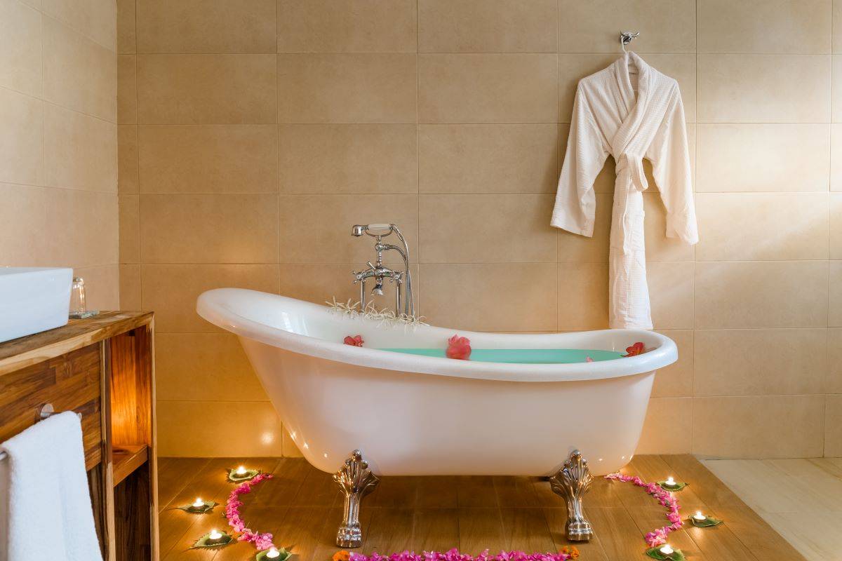 Kudafushi Resort & Spa, Malediven, Water Villa with Pool, Badewanne