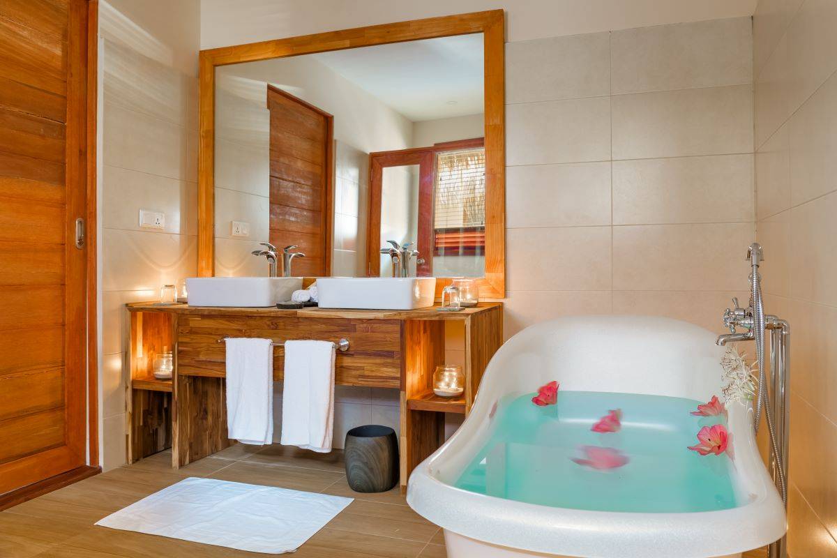 Kudafushi Resort & Spa, Malediven, Water Villa with Pool, Waschbecken und Badewanne