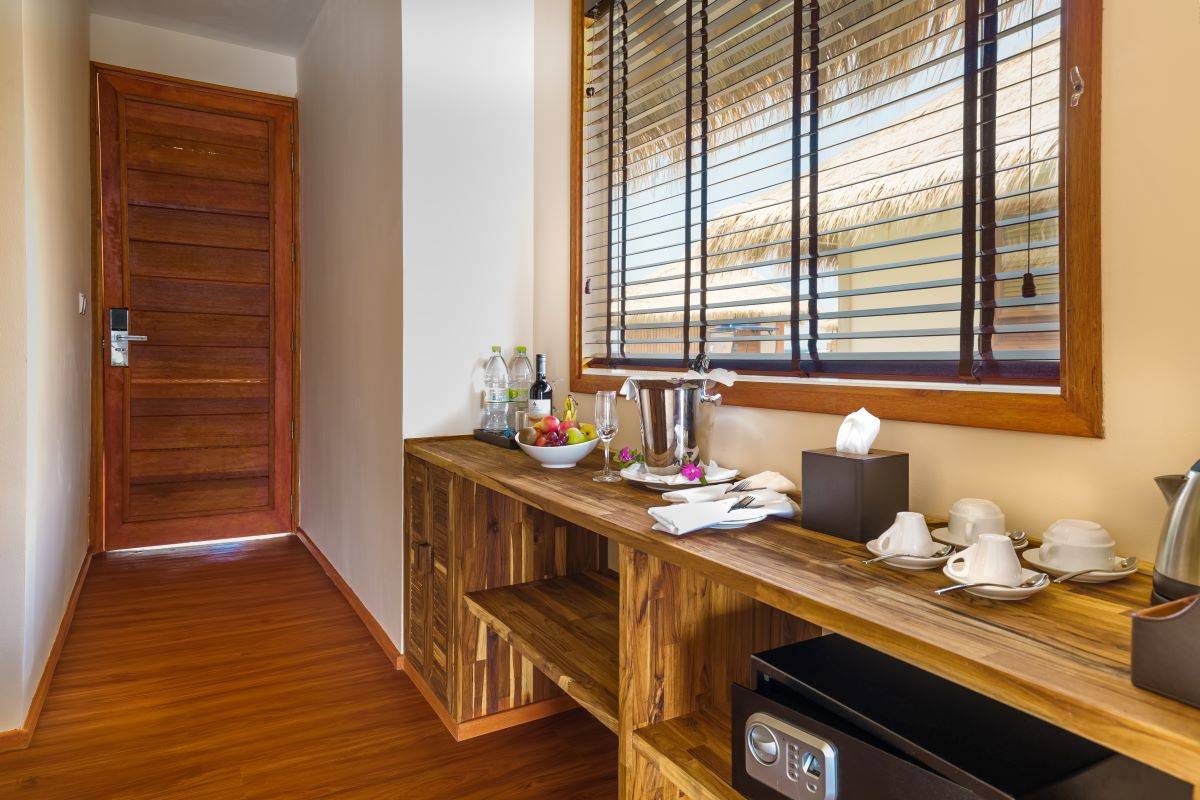 Kudafushi Resort & Spa, Malediven, Water Villa with Pool, Sideboard