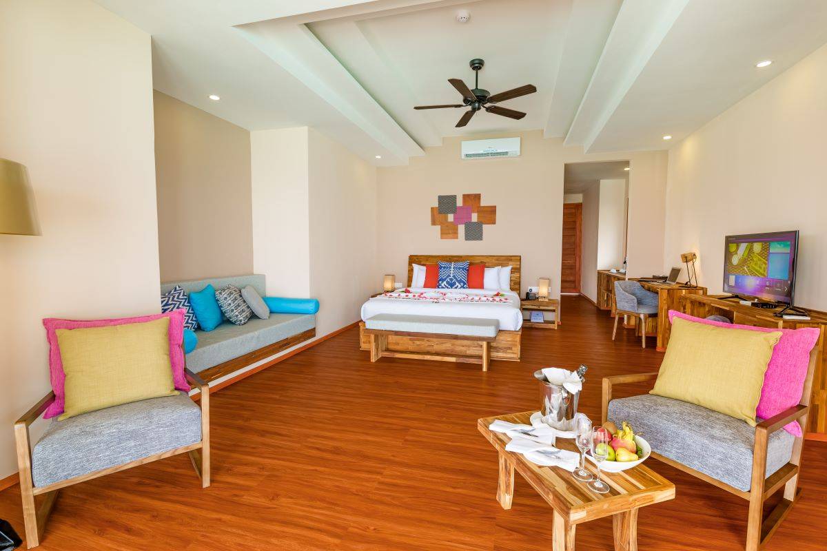 Kudafushi Resort & Spa, Malediven, Water Villa with Pool, Schlafzimmer mit Sitzecke